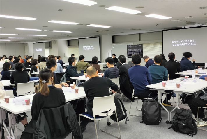 大人数で受講する研修会場の様子