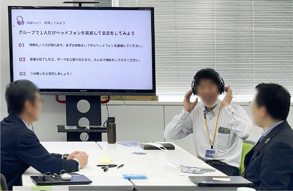 ヘッドホンを装着して会話するワークに取り組む受講者
