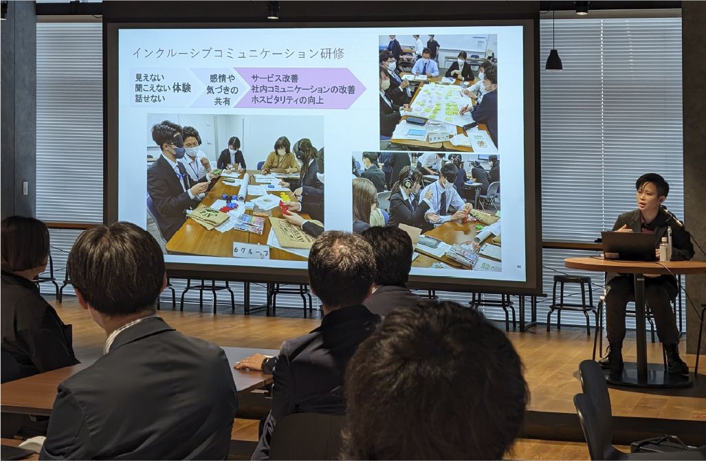 スクリーンに研修の概要を映して説明する会場の様子